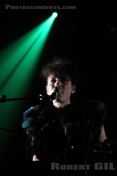 ALICE LEWIS - 2010-11-02 - PARIS - Le Bataclan - 